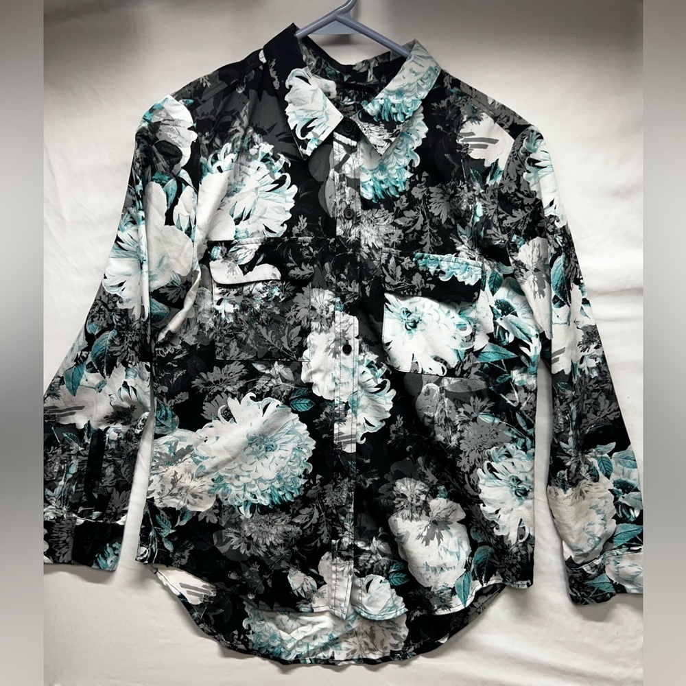 Teal green long sleeve woman’s button down shirt sz M